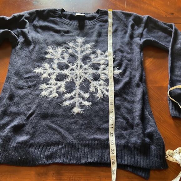 Navy Blue and White Fuzzy Snowflake Sweater Woman Size Medium Slouchy - Picture 8 of 9